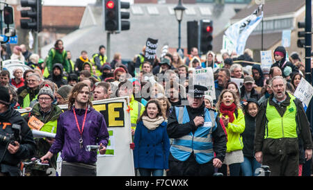 Bristol, UK. 29. November 2015.  Wie Welt bereiten Führungskräfte für den Klimagipfel in Paris im Dezember, Menschen aus der ganzen Welt in einem globalen Klimaabkommen März zusammengeschlossen werden, um ein deutliches Signal an die Politiker. In diesem Jahr als European Green Capital 2015 war es die perfekte Gelegenheit für die Menschen in Bristol zusammen zu kommen und der Welt zeigen, was sie wollen Kredit: Chandra Prasad/Alamy Live News Stockfoto