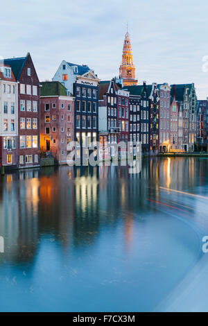 Nachtansicht von Amsterdam Damrak Bereich, beherbergt das Tanzen auf dem Damrak Stockfoto