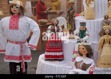 schöne Ausstellung von Stoff-Puppen in nationale weißrussische Retro-Style Kostüm Stockfoto