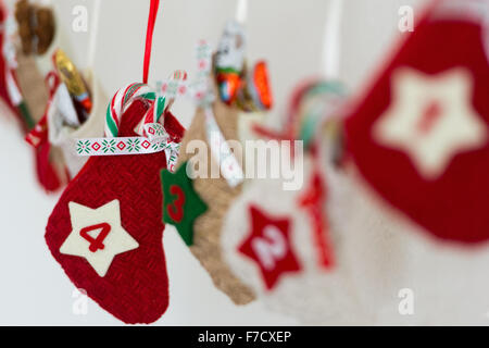 Jülich, Deutschland. 29. November 2015. Eine gefüllte Tasche, die "4" im Bild auf einen selbst gemachten Adventskalender an einer Wand in Jülich, Deutschland, 29. November 2015 liest. Foto: Monika Skolimowska/Dpa/Alamy Live News Stockfoto