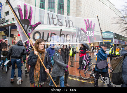 Bristol, UK. 29. November 2015. Tausende von Demonstranten marschierten in schweren Regen und starkem Wind in Bristol für "Klima, Gerechtigkeit und Arbeitsplätze". Der Marsch ist eine von vielen am Tag vor Beginn der UN-Klima-Gipfel in Paris ändern in Städten auf der ganzen Welt statt. Bristol, UK. 29. November 2015. Bildnachweis: Redorbital Fotografie/Alamy Live-Nachrichten Stockfoto