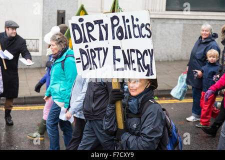 Bristol, UK. 29. November 2015. Tausende von Demonstranten marschierten in schweren Regen und starkem Wind in Bristol für "Klima, Gerechtigkeit und Arbeitsplätze". Der Marsch ist eine von vielen am Tag vor Beginn der UN-Klima-Gipfel in Paris ändern in Städten auf der ganzen Welt statt. Bristol, UK. 29. November 2015. Bildnachweis: Redorbital Fotografie/Alamy Live-Nachrichten Stockfoto