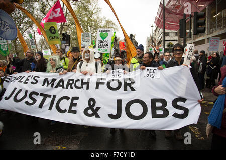 London, UK. Sonntag, 29. November 2015. März für Klimagerechtigkeit und Jobs Demonstration Völker. Demonstranten versammelten sich in ihre Zehntausende protestieren gegen alle Arten von Umweltthemen wie Fracking, saubere Luft und alternative Energien, vor großen Klima ändern Sie Gespräche.