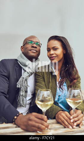Porträt von Schwarz Paar dating, sitzt auf einem Coffee-Shop außerhalb Stockfoto