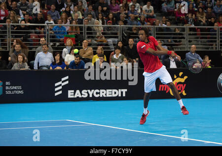 Sofia, Bulgarien - 22. November 2015: Sofia, Bulgarien - besiegte Grigor Dimitrov Monfils in einem demonstrativen Match in der Arena Armeec Stockfoto