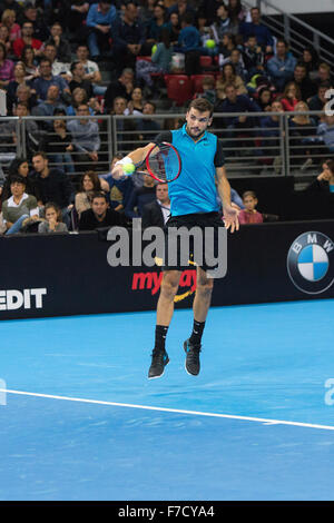 Sofia, Bulgarien - 22. November 2015: Sofia, Bulgarien - besiegte Grigor Dimitrov Monfils in einem demonstrativen Match in der Arena Armeec Stockfoto