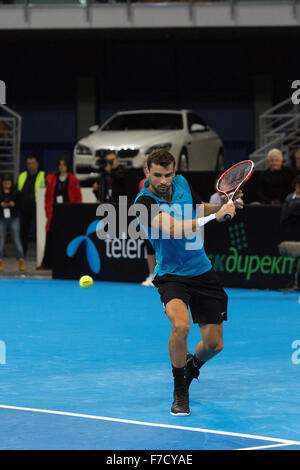 Sofia, Bulgarien - 22. November 2015: Sofia, Bulgarien - besiegte Grigor Dimitrov Monfils in einem demonstrativen Match in der Arena Armeec Stockfoto