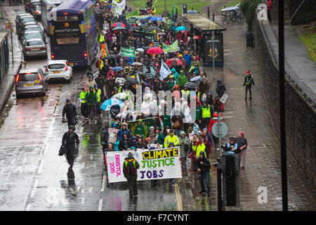 Bristol, UK. 29. November 2015. Tausende von Demonstranten marschierten in schweren Regen und starkem Wind in Bristol für "Klima, Gerechtigkeit und Arbeitsplätze". Der Marsch ist eine von vielen am Tag vor Beginn der UN-Klima-Gipfel in Paris ändern in Städten auf der ganzen Welt statt. Bristol, UK. 29. November 2015. Bildnachweis: Redorbital Fotografie/Alamy Live-Nachrichten Stockfoto