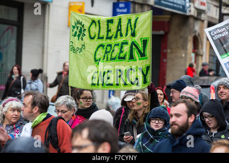 Bristol, UK. 29. November 2015. Tausende von Demonstranten marschierten in schweren Regen und starkem Wind in Bristol für "Klima, Gerechtigkeit und Arbeitsplätze". Der Marsch ist eine von vielen am Tag vor Beginn der UN-Klima-Gipfel in Paris ändern in Städten auf der ganzen Welt statt. Bristol, UK. 29. November 2015. Bildnachweis: Redorbital Fotografie/Alamy Live-Nachrichten Stockfoto