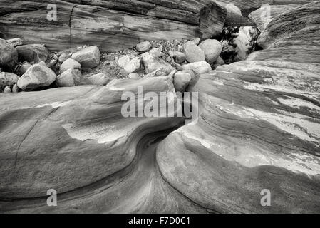 Sandstein-Felsformation mit Lache des Wassers sich Berge spiegeln. Zion Nationalpark, Utah Stockfoto