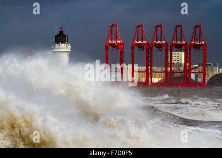 Gefährliche Wellen, New Brighton, Wirral, Großbritannien, 29. November 2015. UK Wetter Fort Barsch Leuchtturm, Gale Force winds lash Nord - West Coast und der Mündung in den Fluss Mersey. Sturm Clodagh zerschlägt, Großbritannien mit 70 mph Stürme als riesige Wellen Teig die Küste. Stockfoto