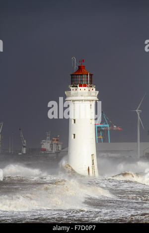 Storm Force windet den Fort Perch Leuchtturm, während sie die Nordwestküste und den Mündungseingang zum Fluss Mersey im November 2015 stürmen Storm Clodagh Großbritannien mit 70mph Stürmen und riesigen Wellen über die Küste. Stockfoto