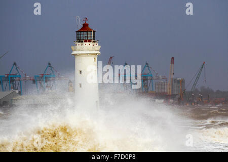 Gefährliche Wellen, New Brighton, Wirral, Großbritannien, 29. November 2015. UK Wetter Fort Barsch Leuchtturm, Gale Force winds lash Nord - West Coast und der Mündung in den Fluss Mersey. Sturm Clodagh zerschlägt, Großbritannien mit 70 mph Stürme als riesige Wellen Teig die Küste. Stockfoto