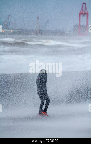 New Brighton, Wirral, Großbritannien, 29. November 2015. UK Wetter Sturmwind Norden lash-West Coast und der Mündung in den Fluss Mersey. Sturm Clodagh zerschlägt, Großbritannien mit 70 mph Stürme und Riesenwellen Teig die Küste. Stockfoto