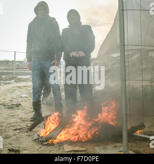 Calais, Frankreich. 28. November 2015. Migranten brennen alten zerstörten Zelte und Müll in einem Versuch um warm zu bleiben, wie Tempratures Tropfen im Camp Calais den Kredit "Dschungel" genannt: Duncan Penfold/Alamy Live News Stockfoto