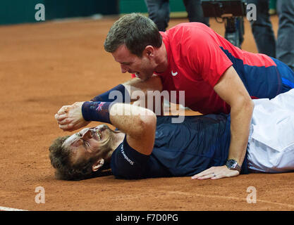 Gent, Belgien, 29. November 2015, Davis Cup-Finale, Belgien-Großbritannien, Tag drei, Andy Murray (GBR) geht auf den Ton nach dem Sieg über David Goffin und scoring den gewinnenden Punkt für Großbritannien 3-1, Kapitän Leon Smith umarmt ihn, Großbritannien die Davis Cup Trophy 2015 gewinnt. Foto: Tennisimages/Henk Koster Stockfoto