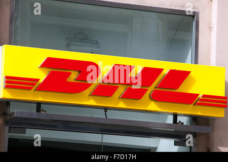 Schild DHL Brand Delivery Service, Tschechische Republik Stockfoto