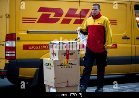 DHL-Mitarbeiter liefern Pakete, Tschechische Republik Stockfoto