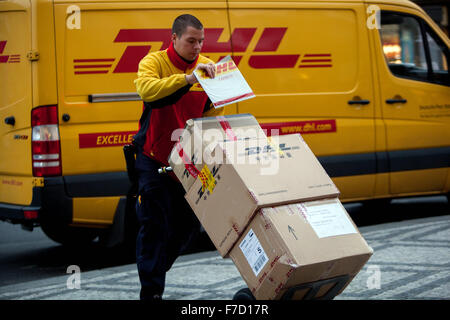 DHL-Mitarbeiter, der Pakete liefert, Paketzustelldienst der Tschechischen Republik Stockfoto