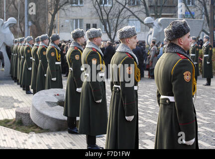 Kiew, Ukraine. 28. November 2015. Ukrainische Soldaten besuchen eine Gedenkfeier in der Nähe ein Denkmal für die Opfer des großen Famine.Ukrainians-Kerzen, einen Tag der Erinnerung für die Opfer des Holodomor 1932-1933 zu markieren. Der Holodomor war einer von Menschen verursachten Hungersnot provoziert durch sowjetischen Diktator Josef Stalin. Das Ergebnis war der Tod um mehr als 5 Millionen Ukrainer. © Vasyl Shevchenko/Pacific Press/Alamy Live-Nachrichten Stockfoto