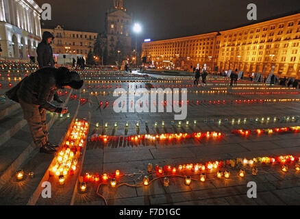 Kiew, Ukraine. 28. November 2015. Ukrainer Kerzen während einer Gedenkfeier am Platz Unabhängigkeit. Ukrainer Kerzen, einen Tag der Erinnerung für die Opfer des Holodomor 1932-1933 zu markieren. Der Holodomor war einer von Menschen verursachten Hungersnot provoziert durch sowjetischen Diktator Josef Stalin. Das Ergebnis war der Tod um mehr als 5 Millionen Ukrainer. © Vasyl Shevchenko/Pacific Press/Alamy Live-Nachrichten Stockfoto