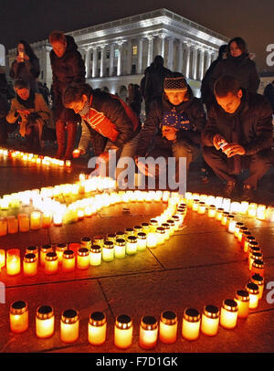 Kiew, Ukraine. 28. November 2015. Ukrainer Kerzen während einer Gedenkfeier am Platz Unabhängigkeit. Ukrainer Kerzen, einen Tag der Erinnerung für die Opfer des Holodomor 1932-1933 zu markieren. Der Holodomor war einer von Menschen verursachten Hungersnot provoziert durch sowjetischen Diktator Josef Stalin. Das Ergebnis war der Tod um mehr als 5 Millionen Ukrainer. © Vasyl Shevchenko/Pacific Press/Alamy Live-Nachrichten Stockfoto
