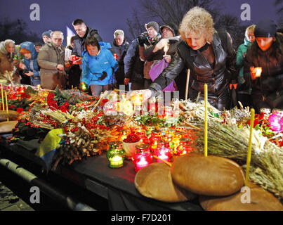 Kiew, Ukraine. 28. November 2015. Ukrainer Kerzen während einer Gedenkfeier in der Nähe ein Denkmal für die Opfer des großen Famine.Ukrainians-Kerzen, einen Tag der Erinnerung für die Opfer des Holodomor 1932-1933 zu markieren. Der Holodomor war einer von Menschen verursachten Hungersnot provoziert durch sowjetischen Diktator Josef Stalin. Das Ergebnis war der Tod um mehr als 5 Millionen Ukrainer. © Vasyl Shevchenko/Pacific Press/Alamy Live-Nachrichten Stockfoto