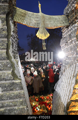 Kiew, Ukraine. 28. November 2015. Ukrainer besuchen eine Gedenkfeier in der Nähe ein Denkmal für die Opfer der großen Hungersnot. Ukrainer Kerzen, einen Tag der Erinnerung für die Opfer des Holodomor 1932-1933 zu markieren. Der Holodomor war einer von Menschen verursachten Hungersnot provoziert durch sowjetischen Diktator Josef Stalin. Das Ergebnis war der Tod um mehr als 5 Millionen Ukrainer. © Vasyl Shevchenko/Pacific Press/Alamy Live-Nachrichten Stockfoto