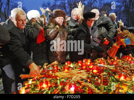 Kiew, Ukraine. 28. November 2015. Ukrainer besuchen eine Gedenkfeier in der Nähe ein Denkmal für die Opfer des großen Famine.Ukrainians-Kerzen, einen Tag der Erinnerung für die Opfer des Holodomor 1932-1933 zu markieren. Der Holodomor war einer von Menschen verursachten Hungersnot provoziert durch sowjetischen Diktator Josef Stalin. Das Ergebnis war der Tod um mehr als 5 Millionen Ukrainer. © Vasyl Shevchenko/Pacific Press/Alamy Live-Nachrichten Stockfoto