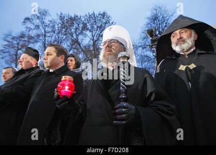 Kiew, Ukraine. 28. November 2015. Priester besuchen eine Gedenkfeier in der Nähe ein Denkmal für die Opfer des großen Famine.Ukrainians-Kerzen, einen Tag der Erinnerung für die Opfer des Holodomor 1932-1933 zu markieren. Der Holodomor war einer von Menschen verursachten Hungersnot provoziert durch sowjetischen Diktator Josef Stalin. Das Ergebnis war der Tod um mehr als 5 Millionen Ukrainer. © Vasyl Shevchenko/Pacific Press/Alamy Live-Nachrichten Stockfoto