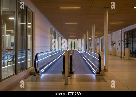 Travellator am Flughafen Charles de Gaulle Paris Frankreich Stockfoto