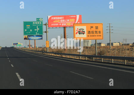 Chinesische Straßenschild: keine Trunkenheit am Steuer.  S30 Jingin Expressway South in Richtung Tianjin geleitet. Stockfoto