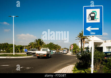 Melden Sie Regie Autofahrer auf die nächste Benzin Tankstelle Kraftstoff Stockfoto