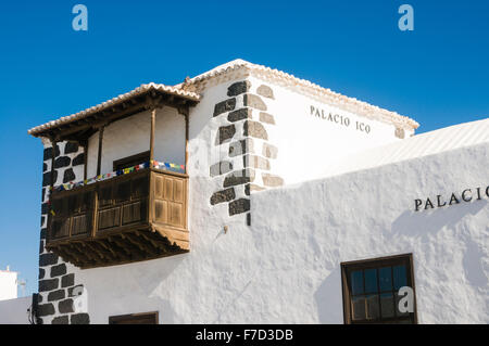 Holzbalkon mit nepalesischen Gebetsfahnen auf einem weißen spanischen restaurant Stockfoto