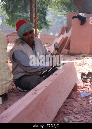 Steinmetz konzentriert sich auf ein Stück Mauerwerk hämmern. Agra Indien Stockfoto
