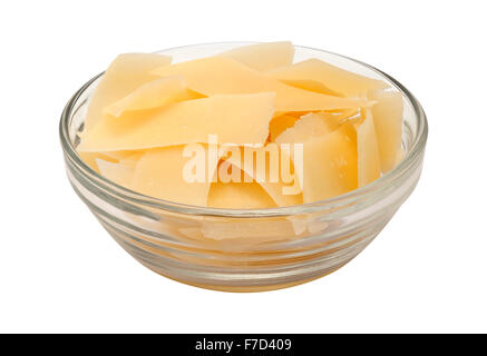 Rasiert, Parmesan-Käse in eine Glasschüssel. Das Bild ist ein Ausschnitt, isoliert auf einem weißen Hintergrund, Stockfoto