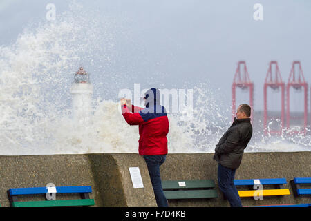 New Brighton, Wirral, UK 29. November 2015. Großbritannien Wetter Fort Perch Lighthouse  Winde peitschen Nordwestküste und der Mündung Eingang zu den Fluss Mersey.  Clodagh Teige Großbritannien mit 70 km/h stürmen und Riesenwellen Teig die Küste zu stürmen. Bildnachweis: MarPhotographics/Alamy Live-Nachrichten Stockfoto