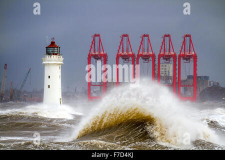 Gefährliche Wellen, New Brighton, Wirral, Großbritannien, 29. November 2015. UK Wetter Fort Barsch Leuchtturm, Gale Force winds lash Nord - West Coast und der Mündung in den Fluss Mersey. Sturm Clodagh zerschlägt, Großbritannien mit 70 mph Stürme als riesige Wellen Teig die Küste. Stockfoto