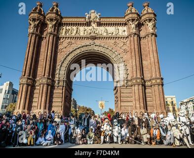 Barcelona, Katalonien, Spanien. 29. November 2015. Teilnehmer des 9. Star Wars Parade posieren für ein Familienfoto in ihren Kostümen vor Barcelonas Arc de Triomf © Matthias Oesterle/ZUMA Draht/Alamy Live News Stockfoto
