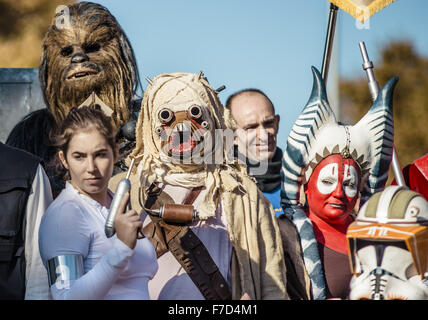 Barcelona, Katalonien, Spanien. 29. November 2015. Teilnehmer des 9. Star Wars Parade posieren für ein Familienfoto in ihren Kostümen vor Barcelonas Arc de Triomf © Matthias Oesterle/ZUMA Draht/Alamy Live News Stockfoto