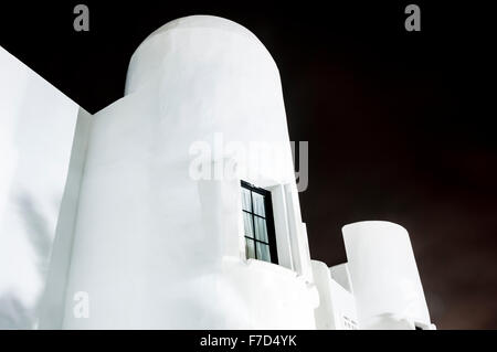 Weiß getünchtes Spanischen Gebäude bei Nacht Stockfoto