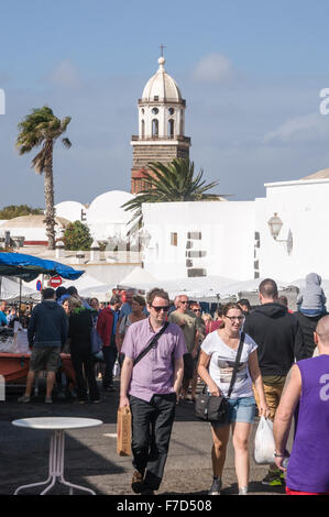 Käufer auf dem Sonntagsmarkt in der Stadt von Teguise Lanzarote Stockfoto