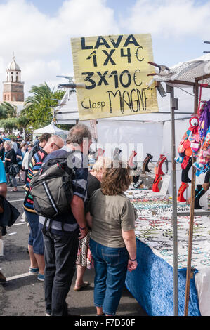 Käufer auf dem Sonntagsmarkt in der Stadt von Teguise Lanzarote Stockfoto