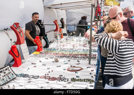 Käufer auf dem Sonntagsmarkt in der Stadt von Teguise Lanzarote anprobieren lokalen handgemachten Schmuck Stockfoto