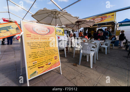 Zeichen in einem spanischen Touristen-Resort-Markt stall Werbung spanisches Essen an einem Streetside Café van Stockfoto