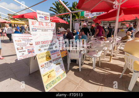 Zeichen in einem spanischen Touristen-Resort-Markt stall Werbung echtes britisches Englisch Essen im Café van Stockfoto