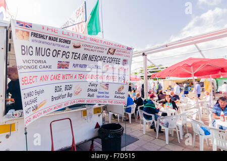 Zeichen in einem spanischen Touristen-Resort-Markt stall Werbung richtiges britisches Englisch Essen an einem Café van einschließlich Tee Stockfoto