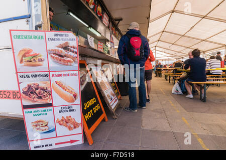 Zeichen in einem spanischen Touristen-Resort-Markt stall Werbung echtes britisches Englisch Essen im Café van Stockfoto