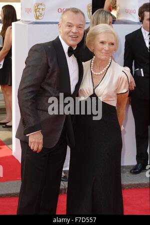 Graham Norton und Mary Berry teilen eine Umarmung, während Ankunft am Arqiva British Academy Television Awards. Stockfoto