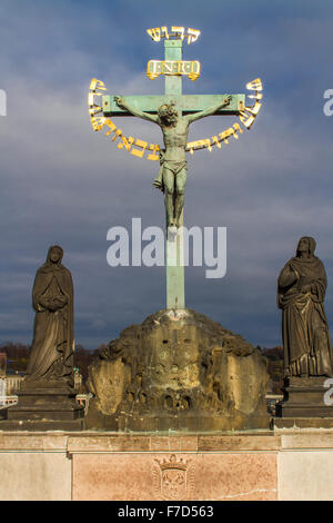 Statue des Kruzifix und Golgatha auf der Karlsbrücke in Prag Stockfoto